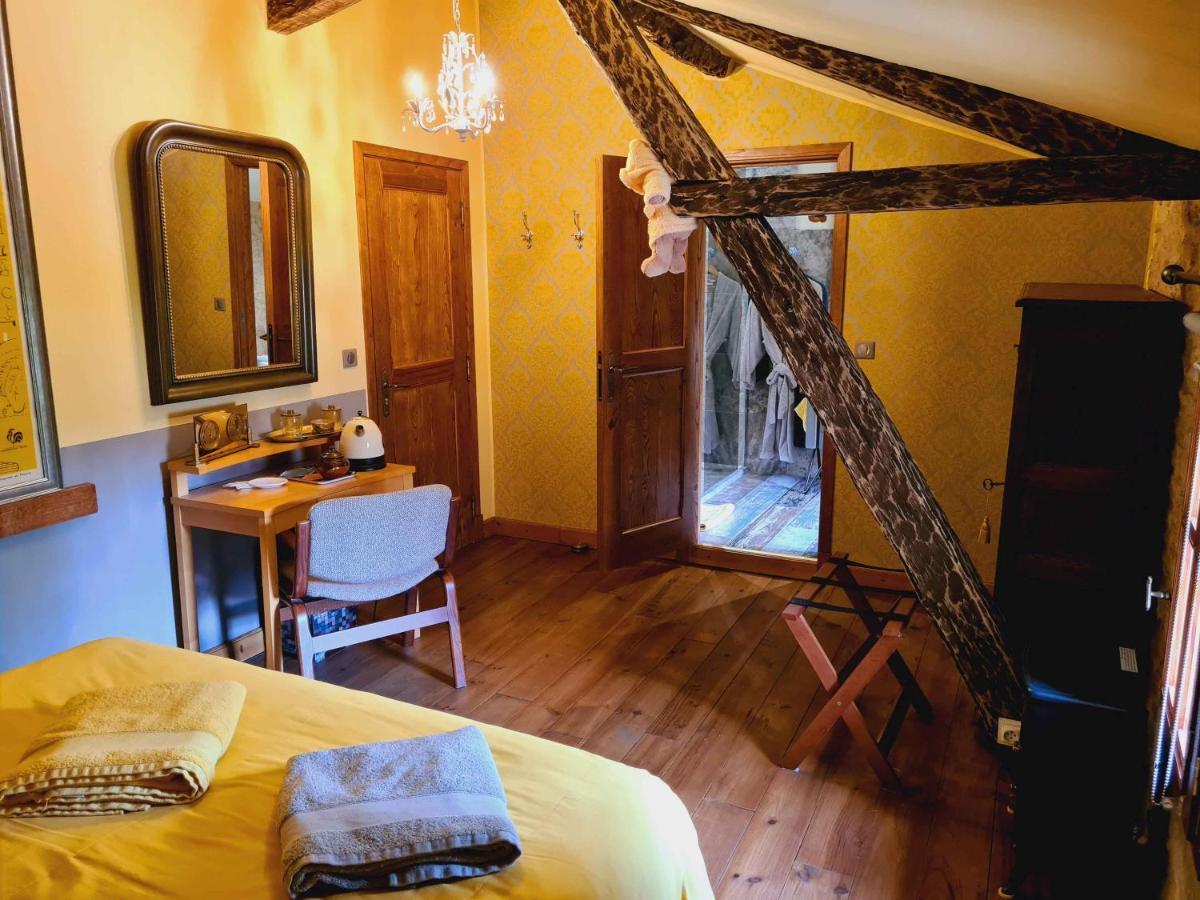 Hotel Ferme De Tayac - Charme Avec Pool Les Eyzies Exterior foto