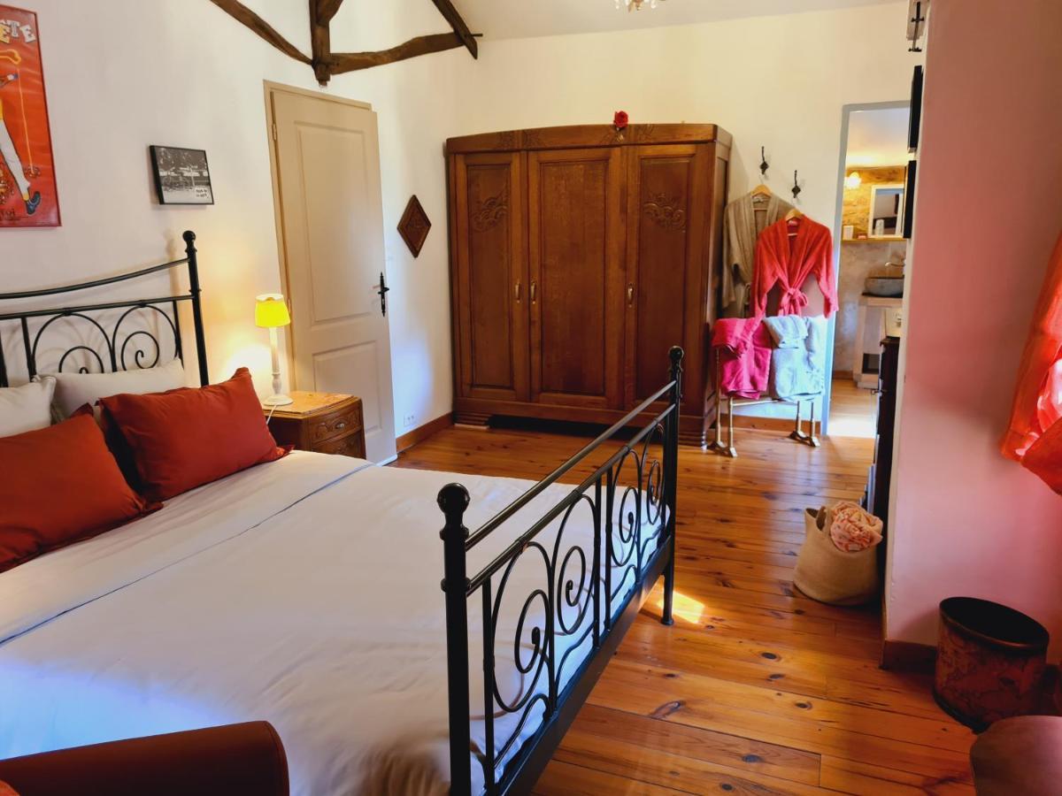 Hotel Ferme De Tayac - Charme Avec Pool Les Eyzies Exterior foto
