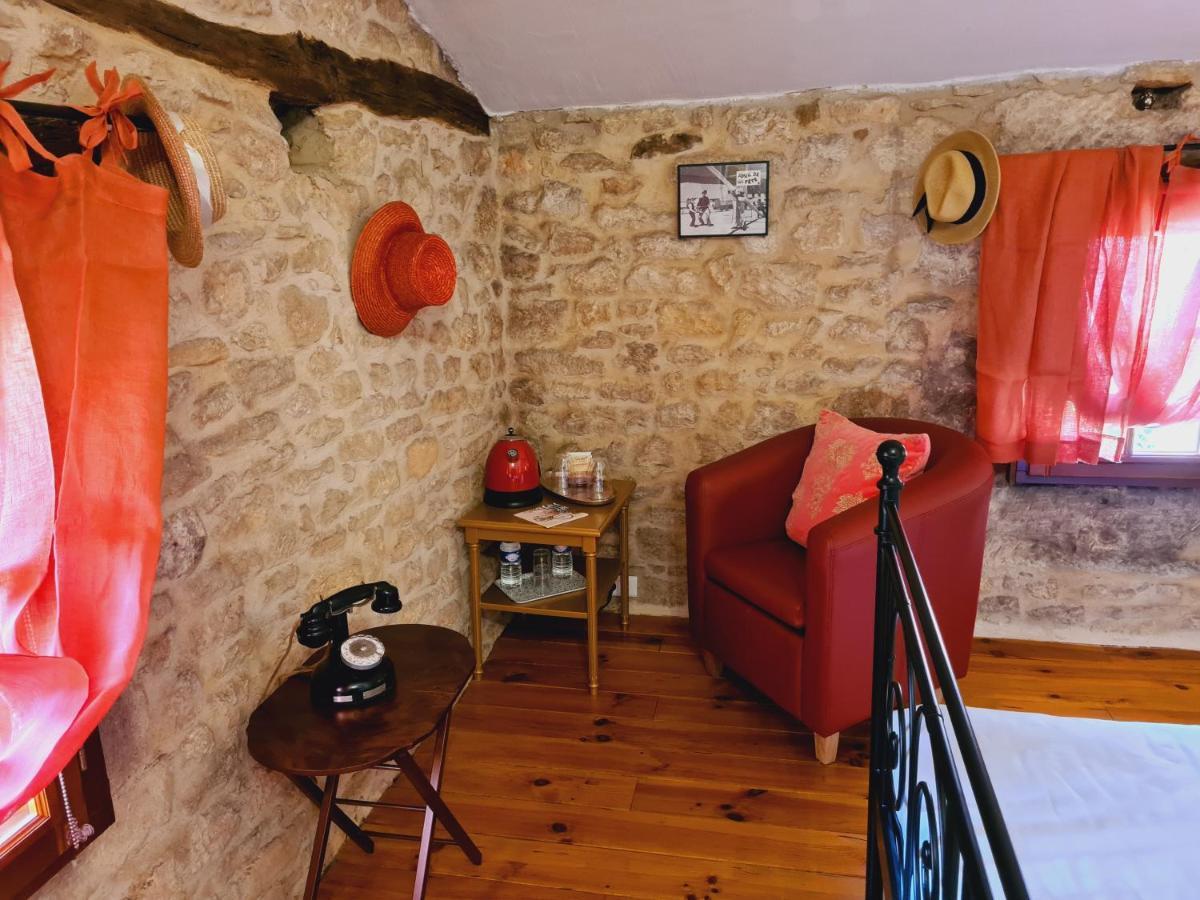 Hotel Ferme De Tayac - Charme Avec Pool Les Eyzies Exterior foto